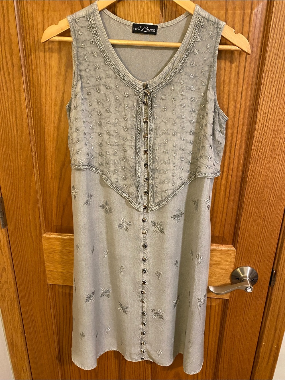 Vintage 1990’s L’Pogee Embroidered Button Front Summer Sleeveless Dress Lt. Gray